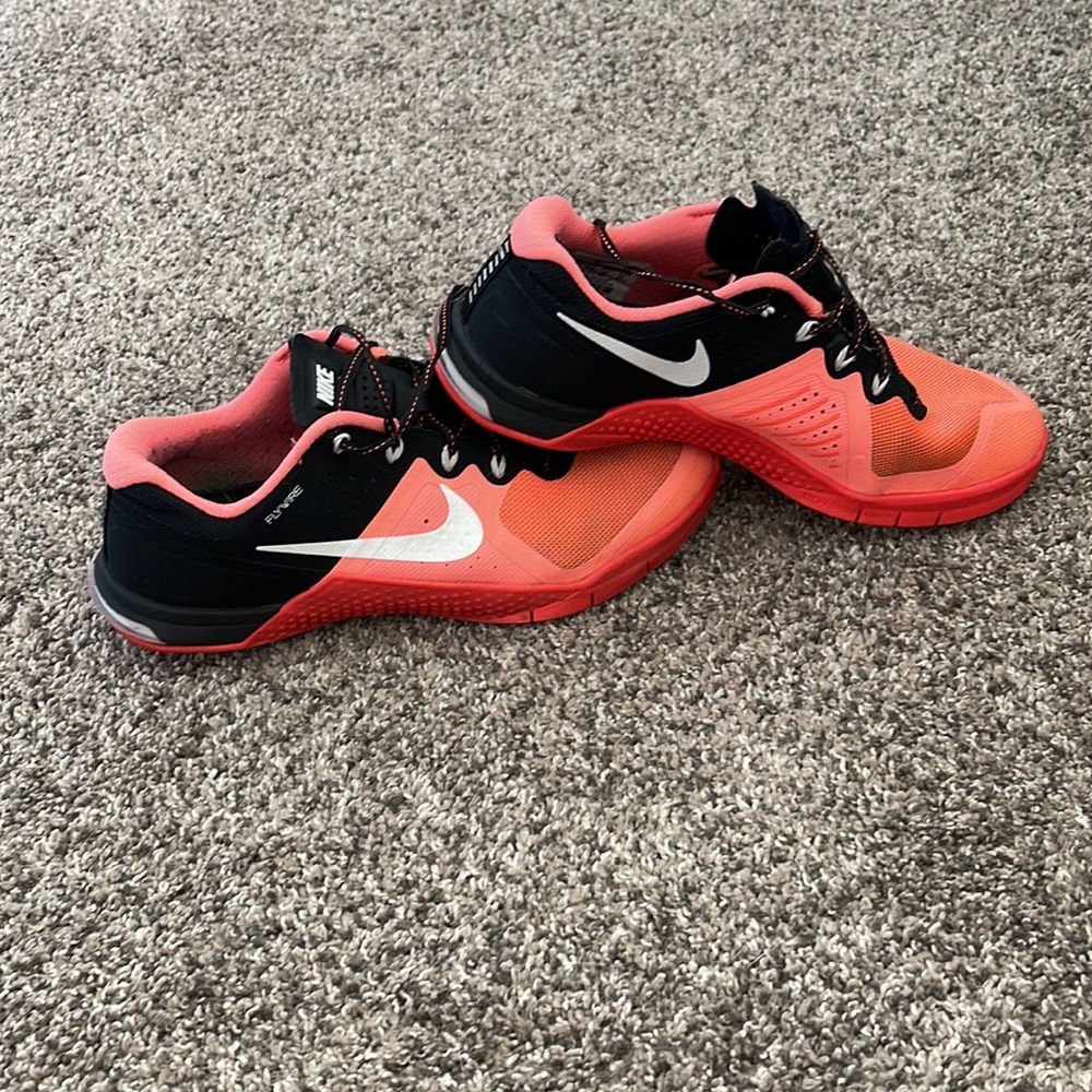 Womens Nike shoes - Picture 3 of 5